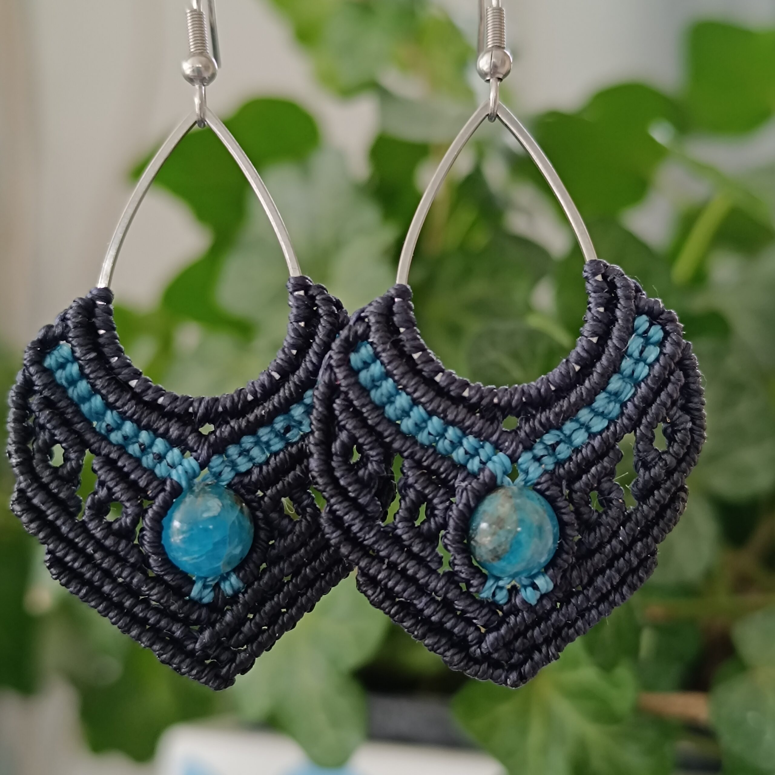 Boucle d'oreilles bleues avec apatites, Laura macramé