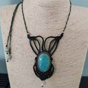 Boutique : collier chic noir amazonite, création artisanale française de Laura macramé, lauramacrame.com