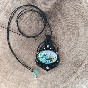 Elégant sautoir noir avec une abalone sertie, billes percées d'aventurine verte, perles en acier inoxydable argenté, création Laura macramé, lauramacrame.com