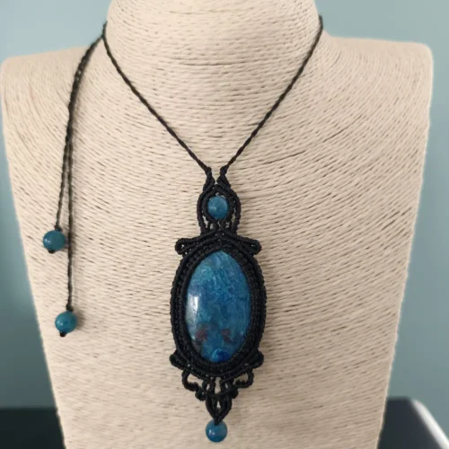 Sautoir en micro macramé, cabochon de shattuckite, pièce unique, lauramacrame.com